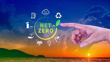 internet zero e carbono neutro conceitos, internet zero estufa gás emissões alvo, clima neutro grandes estratégia, homem de negocios segurando netzero ícone. foto