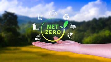 internet zero e carbono neutro conceitos, internet zero estufa gás emissões alvo, clima neutro grandes estratégia, homem de negocios segurando netzero ícone. foto