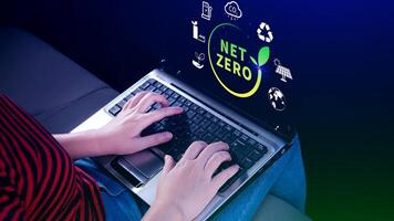 internet zero e carbono neutro conceitos, internet zero estufa gás emissões alvo, clima neutro grandes estratégia, homem de negocios segurando netzero ícone. foto