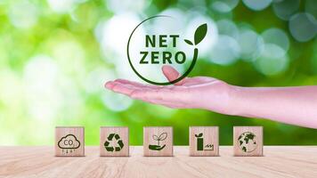 internet zero e carbono neutro conceitos, internet zero estufa gás emissões alvo, clima neutro grandes estratégia. de madeira cubos com netzero ícone. foto