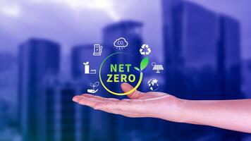 internet zero e carbono neutro conceitos, internet zero estufa gás emissões alvo, clima neutro grandes estratégia, homem de negocios segurando netzero ícone. foto