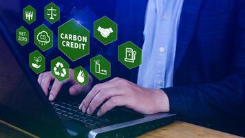 verde energia, carbono crédito mercado conceito, homem de negocios segurando carbono crédito ícone, internet zero, verde energia ícone. carbono neutro dentro indústria internet zero emissão eco energia. foto