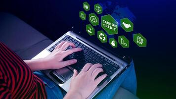 verde energia, carbono crédito mercado conceito, homem de negocios segurando carbono crédito ícone, internet zero, verde energia ícone. carbono neutro dentro indústria internet zero emissão eco energia. foto