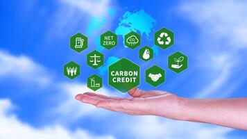 verde energia, carbono crédito mercado conceito, homem de negocios segurando carbono crédito ícone, internet zero, verde energia ícone. carbono neutro dentro indústria internet zero emissão eco energia. foto