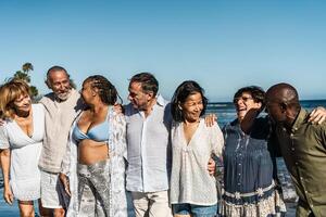 feliz multirracial Senior amigos tendo Diversão em a de praia durante verão feriados - diverso idosos pessoas desfrutando Férias foto