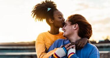 gay casal tendo uma romântico momento ao ar livre - lgbt e amor relação conceito foto