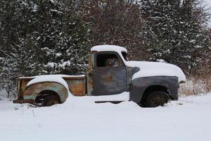 uma clássico caminhão dentro a neve. foto