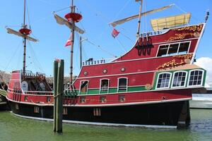 uma vermelho pirata navio em a golfo costa do texas. foto