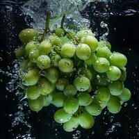 verde uvas queda dentro água com respingo em Preto fundo. foto