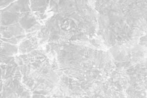 água Azul ondas em a superfície ondulações borrado. desfocar borrado transparente azul colori Claro calma água superfície textura com respingo e bolhas. água ondas com brilhando padronizar textura fundo. foto