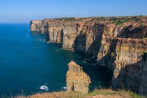 beira-mar majestade tirar o fôlego costeiro falésias Conheça deslumbrante azul mar, uma espetáculo do da natureza grandeza foto