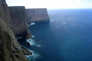 beira-mar majestade tirar o fôlego costeiro falésias Conheça deslumbrante azul mar, uma espetáculo do da natureza grandeza foto