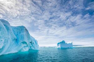 majestoso gelo falésias coroado de uma legal atmosfera, emoldurado de a lindo mar e céu, conjuração uma harmonioso panorama do da natureza gelado grandeza e oceânico esplendor foto