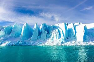 majestoso gelo falésias coroado de uma legal atmosfera, emoldurado de a lindo mar e céu, conjuração uma harmonioso panorama do da natureza gelado grandeza e oceânico esplendor foto