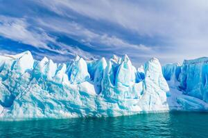 majestoso gelo falésias coroado de uma legal atmosfera, emoldurado de a lindo mar e céu, conjuração uma harmonioso panorama do da natureza gelado grandeza e oceânico esplendor foto