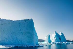 majestoso gelo falésias coroado de uma legal atmosfera, emoldurado de a lindo mar e céu, conjuração uma harmonioso panorama do da natureza gelado grandeza e oceânico esplendor foto