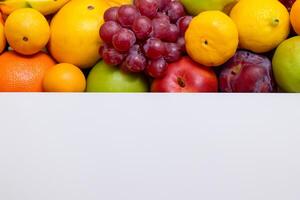 cartão e branco papel brincar harmonizado com fresco fruta, construindo uma visual sinfonia do astuto Projeto e culinária prazer, Onde saudável ingredientes fundir dentro uma festa do vibrante imagens foto