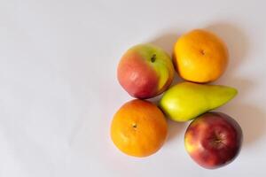 cartão e branco papel brincar harmonizado com fresco fruta, construindo uma visual sinfonia do astuto Projeto e culinária prazer, Onde saudável ingredientes fundir dentro uma festa do vibrante imagens foto