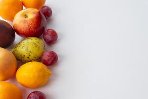 cartão e branco papel brincar harmonizado com fresco fruta, construindo uma visual sinfonia do astuto Projeto e culinária prazer, Onde saudável ingredientes fundir dentro uma festa do vibrante imagens foto