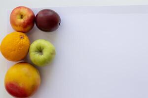 cartão e branco papel brincar harmonizado com fresco fruta, construindo uma visual sinfonia do astuto Projeto e culinária prazer, Onde saudável ingredientes fundir dentro uma festa do vibrante imagens foto