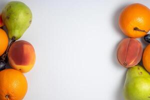 cartão e branco papel brincar harmonizado com fresco fruta, construindo uma visual sinfonia do astuto Projeto e culinária prazer, Onde saudável ingredientes fundir dentro uma festa do vibrante imagens foto