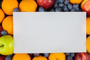 cartão e branco papel brincar harmonizado com fresco fruta, construindo uma visual sinfonia do astuto Projeto e culinária prazer, Onde saudável ingredientes fundir dentro uma festa do vibrante imagens foto