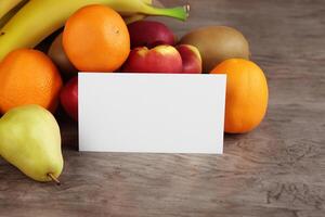 cartão e branco papel brincar harmonizado com fresco fruta, construindo uma visual sinfonia do astuto Projeto e culinária prazer, Onde saudável ingredientes fundir dentro uma festa do vibrante imagens foto