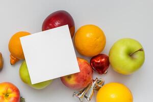 cartão e branco papel brincar harmonizado com fresco fruta, construindo uma visual sinfonia do astuto Projeto e culinária prazer, Onde saudável ingredientes fundir dentro uma festa do vibrante imagens foto