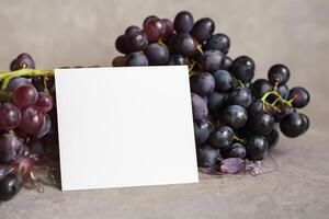 branco papel brincar melhorada de a suculento fascinar do fresco uvas, construindo uma visual sinfonia do culinária elegância e saudável imagens, Onde gráfico Projeto floresce dentro uma festa do vibrante criatividade foto