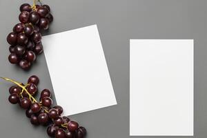 branco papel brincar melhorada de a suculento fascinar do fresco uvas, construindo uma visual sinfonia do culinária elegância e saudável imagens, Onde gráfico Projeto floresce dentro uma festa do vibrante criatividade foto