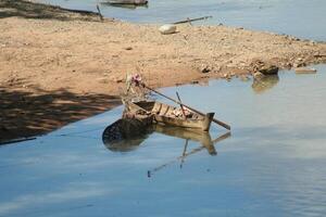 barco de pesca dentro a mekong rio dentro Camboja foto