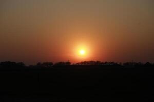 colorida pôr do sol dentro a Países Baixos foto