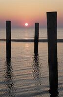 pôr do sol dentro a pólo Vila do petten dentro a Países Baixos foto