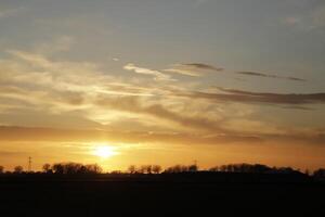 colorida pôr do sol dentro a Países Baixos foto