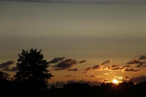 colorida pôr do sol dentro a Países Baixos foto