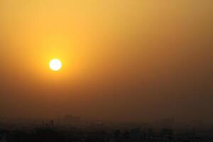 colorida pôr do sol dentro a Países Baixos foto