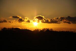 colorida pôr do sol dentro a Países Baixos foto