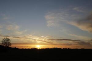 colorida pôr do sol dentro a Países Baixos foto