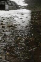 chuva dentro a rua foto