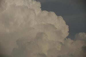 cinzento e branco nuvens dentro a céu foto