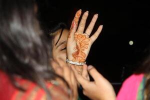 hena ou mehndi tatuagens em mãos foto