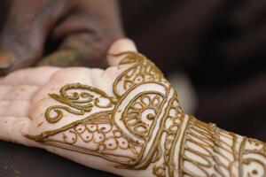 hena ou mehndi tatuagens em mãos foto