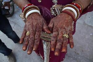 hena ou mehndi tatuagens em mãos foto