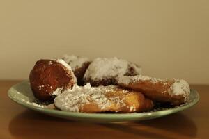 Bolinho de chuva e maçã bolinhos estão típica holandês e comido dentro a mês do dezembro especialmente em Novo anos véspera foto