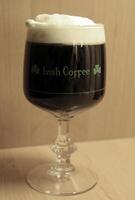 café irlandês em um copo foto