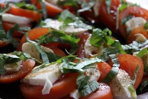 italiano Comida Como uma iniciante salada caprese, tomates, mozzarella queijo e manjericão com vinagre e Oliva óleo foto