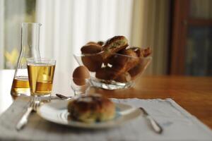 café da manhã com pão e maçã suco foto