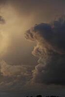 dramático céu com nuvens de tempestade foto