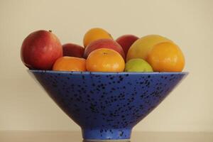 uma tigela com misturado fruta foto
