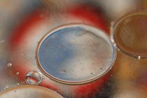 criativo fotografia, óleo gotas em água com cores foto